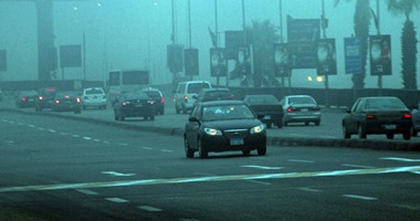 شبورة مائية تغطى سماء القاهرة والجيزة وتتسبب بانعدام الرؤية على الطرق