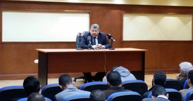 خلال اجتماع وزير التعليم العالى باتحاد طلاب مصر.. أشرف الشيحى لا يعترف بالاتحاد برفضه جلوس رئيسه إلى جواره.. والطلاب يرفضون الواقعة ويؤكدون: لك فيديوهات تشكك فى انتمائنا.. والوزير يرد: "ماحصلش"