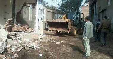 بالصور.. إزالة كشك لتوسعة وتطوير مزلقان طحانوب بشبين القناطر
