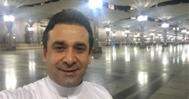 كريم عبد العزيز ينشر صورته فى المسجد النبوى الشريف على "انستجرام"