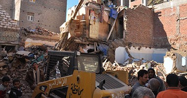 بالصور.. انهيار منزل بأسيوط دون إصابات والمحافظ يأمر بصرف بطاطين وإعانات