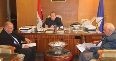 محافظ دمياط يبحث الموقف التنفيذى لمشروعات الصرف الصحى
