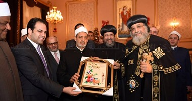 بالصور.. البابا يقدم هدية تذكارية لشيخ الأزهر  بمناسبة عيد ميلاد "الطيب"