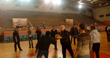 بالصور.. رئيس الزمالك "لاعب" كرة سلة