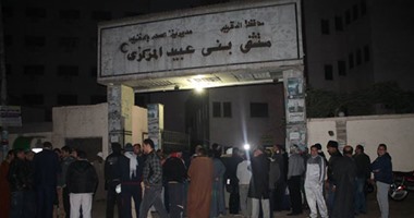 بالصور.. الأهالى يتجمهرون أمام مستشفى بنى عبيد لمقابلة محافظ الدقهلية
