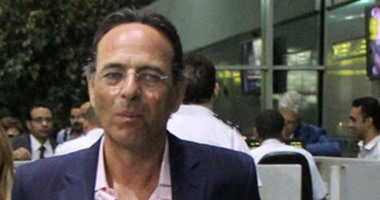 توافد خالد زكى ومحمد رياض وطارق علام لإلقاء نظرة الوداع على جثمان ممدوح عبد العليم