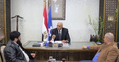 محافظ السويس يسلم 49 وحدة سكنية لسكان عزبة الصفيح