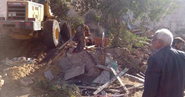 بالصور.. الطرق والكبارى تشن حملة على الدائرى لإزالة التعديات والمخالفات