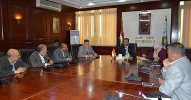 محافظ الأقصر يبحث مع قيادات الصحة إقامة قافلة طبية للعيون بالمجان