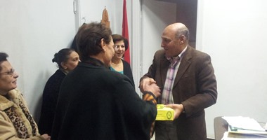 رئيس مركز ميت غمر يوزع حلوى على الأقباط احتفالا بأعياد الميلاد