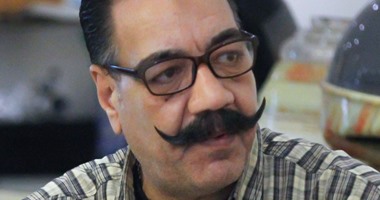 "أشرف شتا" كوافير النجوم.. دخل كواليس الفن بالصدفة.. شارك فى أهم أفلام السينما بمشط ومقص خلف الكاميرا.. بدأ مشواره بفورمة فريد شوقى ومدبولى وأحمد زكى.. وأحمد حلمى وعمرو دياب وتامر حسنى أحدث زبائنه