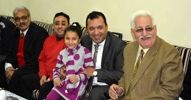 بالصور.. محافظ الأقصر يهنئ الأطفال فى عيد الميلاد المجيد