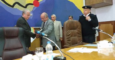 بالصور.. محافظ جنوب سيناء يكرم وكيل وزارة المالية