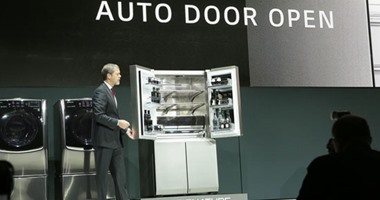 افتكاسات معرض CES 2016.. إل جى تطلق ثلاجة بتفتح لما تشوفك.. إنتل تكشف عن طيارة بدون طيار بتطير وراك.. وأحذية ذكية بتعد عليك خطواتك.. وتليفزيون مرن تطبقه وتحطه فجيبك