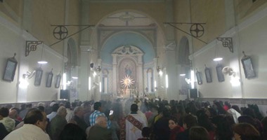 بالصور.. أقباط أسوان يقيمون القداس احتفالا بعيد الميلاد