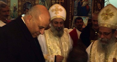 بالصور.. نائب بالمنيا مهنئا الأقباط بإحدى الكنائس: "ربنا يديم المحبة"