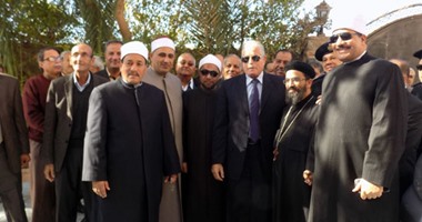 بالصور.. محافظ جنوب سيناء ووفد شعبى يزور كنيسة النبى موسى لتقديم التهنئة