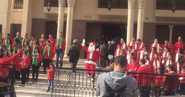 بالفيديو.. بابا نويل يخرج من المقر البابوى ويوزع هدايا على أطفال الكشافة