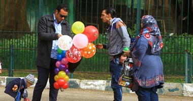 المسلمون يشاركون الأقباط احتفالهم  بعيد الميلاد فى الحدائق والمتنزهات