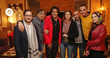  بالصور.. "اليوم السابع" فى منزل الكينج محمد منير أول من غنى للسلام 