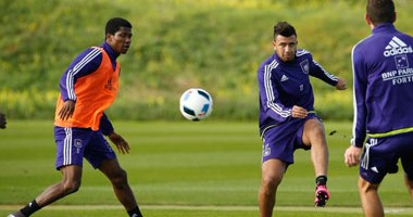 تريزيجيه يهنئ عمرو جمال بعد هدفه فى مرمى الزمالك