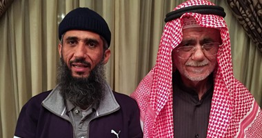 بالصور.. خالد الكندرى آخر سجين كويتى مفرج عنه من جوانتانامو يلتقى والده