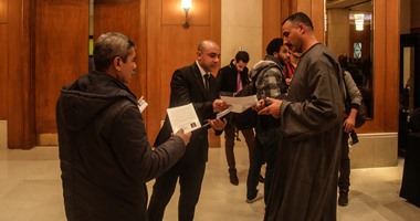 بالصور.. مرشحون بـ"دعم مصر" يوزعون سيرهم الذاتية على الأعضاء أمام القاعة