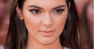 بالفيديو.. لو عاجبك مكياج عيون "كيندال جينر" اتعلميه فى 10 دقائق