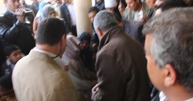 وزير النقل يوقف جولته ليُجلس سيدة مسنة على المقعد بمحطة قطار المنصورة