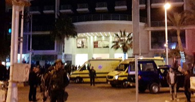 التفاصيل الكاملة لحادث الغردقة.. مسلحان اقتحما الفندق وأصابا 3 سياح بجروح سطحية.. وأحدهما هدد بتفجير "حزام ناسف".. وقوات الأمن تصفى الأول وتصيب الثانى.. ونقل جميع السياح لفندق آخر