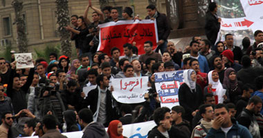هتافات ضد "المشير" تتسبب فى انقسام بين صفوف متظاهرى كوبرى عباس