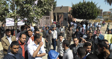 تظاهر طلاب التعليم الصناعى أمام "الشعب" لمساواتهم بالهندسة 