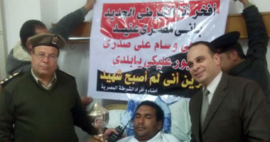 بالصور.. وزير الداخلية يهدى كأس الشجاعة لعسكرى "الدقهلية" 