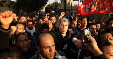 شوبير يقود ألتراس أهلاوى أمام النادى ويطالب بالقصاص للضحايا