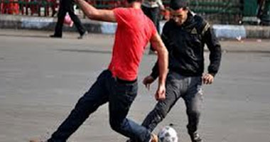 طالب يقتل صاحب عقار منعه من لعب الكرة بالوراق 
