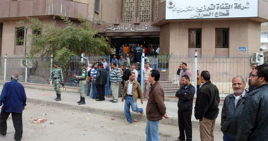العشرات يغلقون مبنى كهرباء السويس بالجنازير للمطالبة بالتعيين