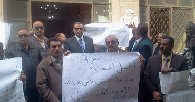 أعضاء نقابة البترول يتظاهرون للمطالبة بإقالة وزير القوى العاملة