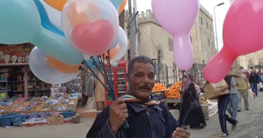عم رجب "بتاع بالونات" واللى مش عاجبه ما يشتريش.. المهم إنه بيسعد الأطفال