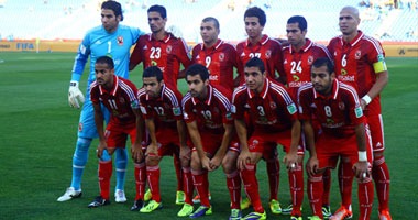 يوسف "يحفز" اللاعبين قبل انطلاق تدريبات الأهلى