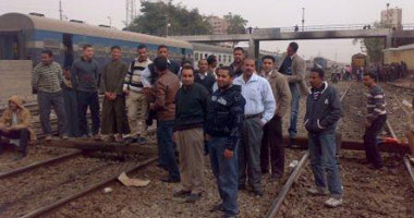 أهالى نجع حمادى يقطعون السكك الحديدية بعد خطف طفل