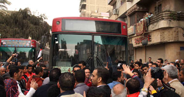 المتظاهرون يفتحون شارع شبرا وخلوصى عقب إغلاقه