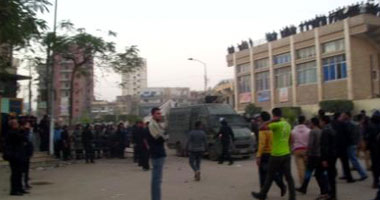 سلاسل بشرية أمام نيابة الزقازيق للمطالبة بالإفراج عن "عراقى"