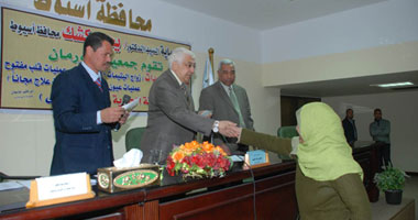 محافظ أسيوط يسلم الفتيات اليتيمات 16 شيكاً