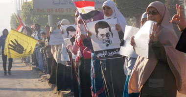 طلاب الإخوان ينظمون سلسلة بشرية بالفيوم