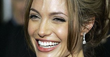 بالصور.. 17 وشما على جسم آنجلينا جولى.. وآخرها نمر أسفل ظهرها