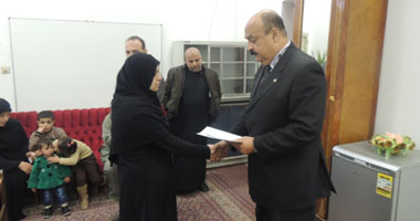 "أمن الدقهلية" يكرم أسرة شهيدى تفجير المديرية 