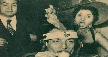 احتفالات نجوم الزمن الجميل "بالكريسماس".. نعيمة عاكف ترتدى قبعة الساحرة الشريرة.. وصلاح ذو الفقار يلعب مع أحمد رمزى "صلح" وسعيد أبو بكر يقدم سلة من الفواكه لنخبة من الفنانين
