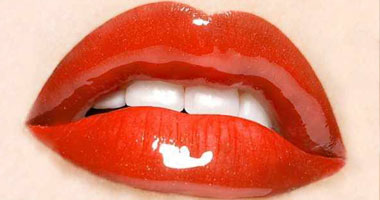 نجلاء شمس.. تقدم علاجا لتشقق الشفاة 