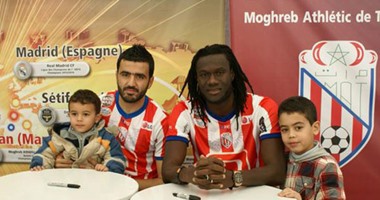 لاعبو المغرب التطوانى يحتفلون بوصول كأس العالم للأندية