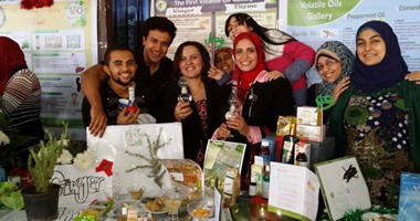 طلبة كلية صيدلة عين شمس ينظمون معرضا عن الزيوت العطرية
